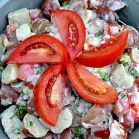 Salata de cartofi cu rosii si maioneza