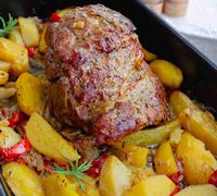 Ceafă de porc la cuptor cu usturoi și ierburi