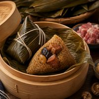 Colțunași din orez lipicios înveliți în frunze de bambus - rețeta chinezească