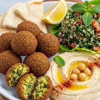 Falafel cu humus si tabbouleh - reteta libaneza