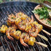 Frigărui de creveți și ananas la grătar