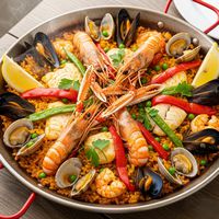 Paella cu fructe de mare - reteta spaniola