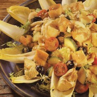Salata mixta cu sos de ansoa si crutoane